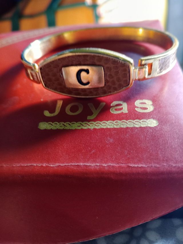 Pulsera dorada inicial C
