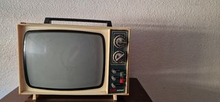 Máquina escribir + tocadiscos vintage