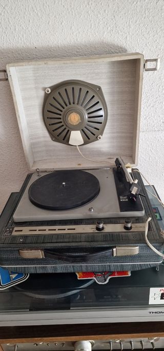 Máquina escribir + tocadiscos vintage