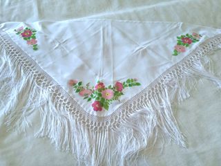 Mantoncillo blanco pintado a mano seda sintética