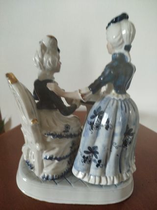 Statuine porcellana: 2 dame al tè