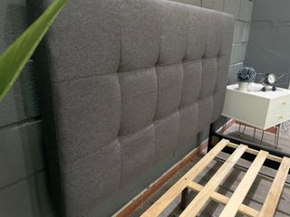 Cama gris con cabecero y somier