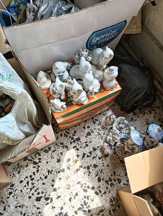 Tengo dos cajas de figuras de porcelana