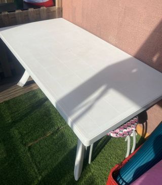 Mesa blanca de plástico para exterior