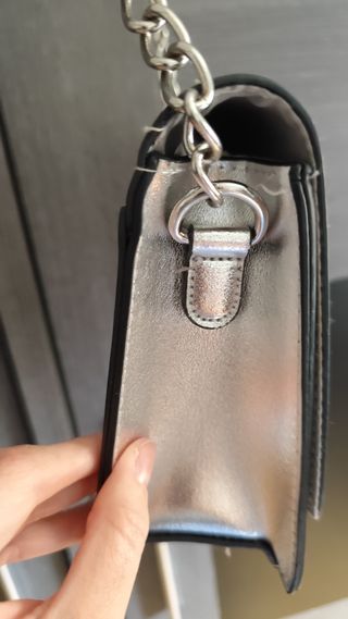 Bolso bandolera plateado tachuelas