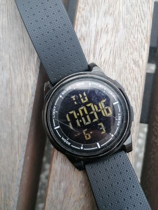 Reloj deportivo negro (Golden Hour)
