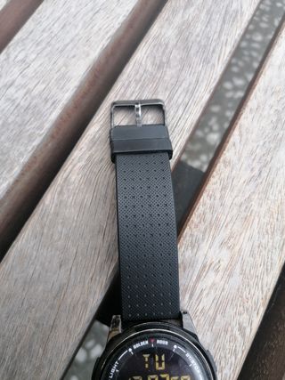 Reloj deportivo negro (Golden Hour)