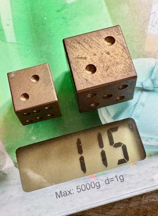 Dados metálicos antiguos