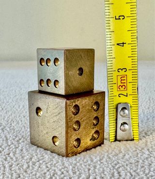 Dados metálicos antiguos