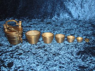 Antiguo ponderal vasos bronce 7 piezas s. XIX