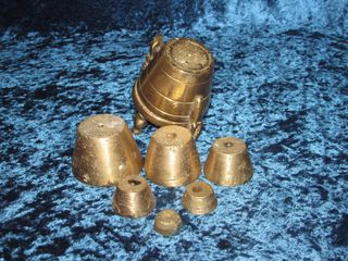 Antiguo ponderal vasos bronce 7 piezas s. XIX