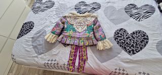 Vestido Fallera niña morado, con manteletas.