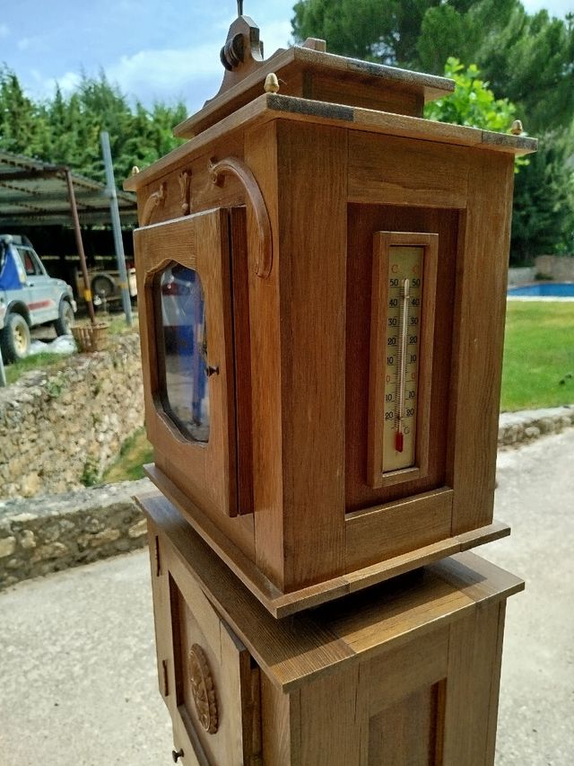 Reloj de pie antiguo de madera