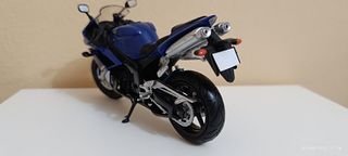 Moto Yamaha R1 escala