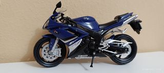 Moto Yamaha R1 escala