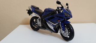 Moto Yamaha R1 escala