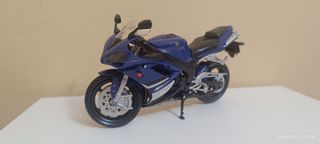 Moto Yamaha R1 escala