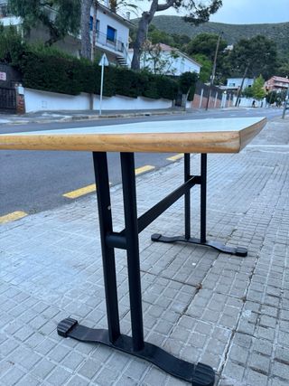 Mesa de “bar” o terraza- metal y madera