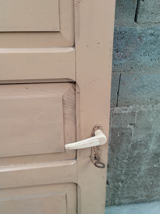 Puertas antiguas de madera maciza castaño