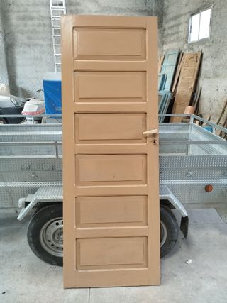 Puertas antiguas de madera maciza castaño