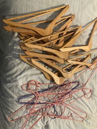 Perchas madera+plástico IKEA