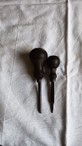 2 Buriles antiguos de madera