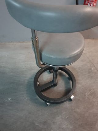 Silla clínica giratoria gris