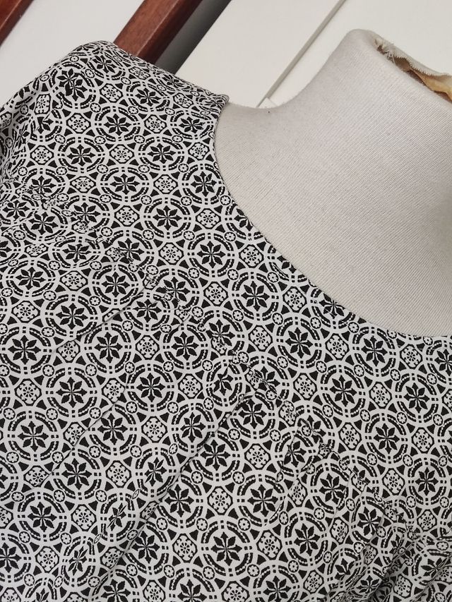 Blusa negra y blanca talla S
