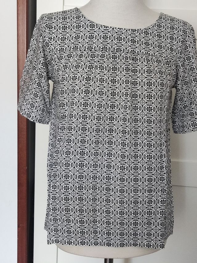 Blusa negra y blanca talla S