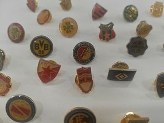 34 Pins Escudos Fútbol europeos y sudamericanos
