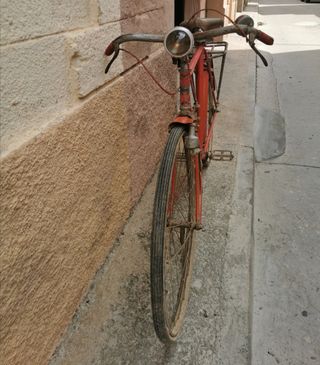 Bicicleta roja vintage antigua