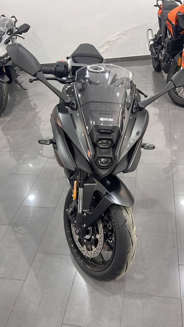SUZUKI GSX-8S