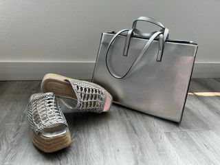 Bolso y sandalias plata
