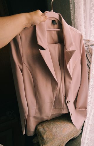 Traje de pantalón rosa maquillaje