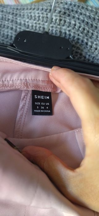 Traje de pantalón rosa maquillaje