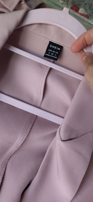 Traje de pantalón rosa maquillaje