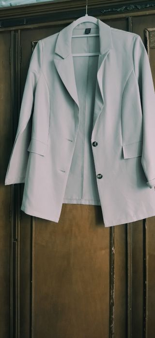 Traje de pantalón rosa maquillaje