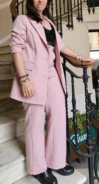 Traje de pantalón rosa maquillaje
