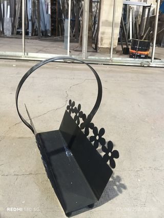 Cesta leña forja negra