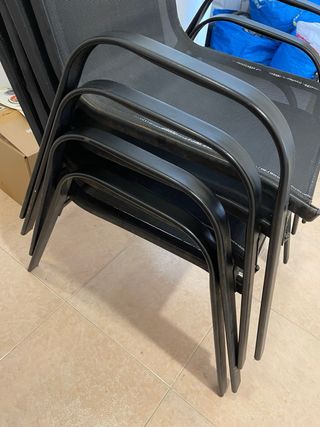 4 Sillas de terraza apilables negras. cada una 5€