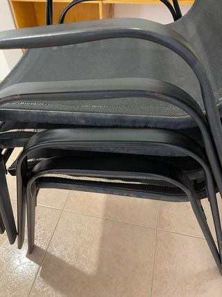 4 Sillas de terraza apilables negras. cada una 5€