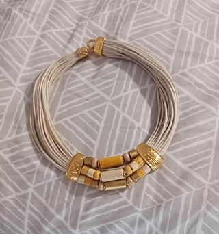 Collar étnico beige y dorado