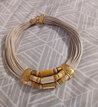 Collar étnico beige y dorado