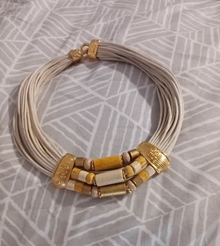 Collar étnico beige y dorado