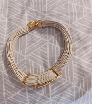 Collar étnico beige y dorado