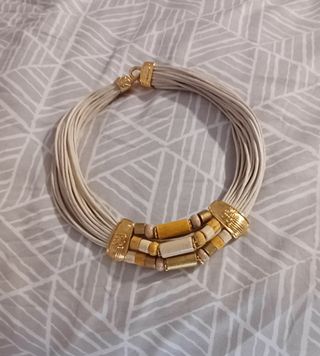 Collar étnico beige y dorado