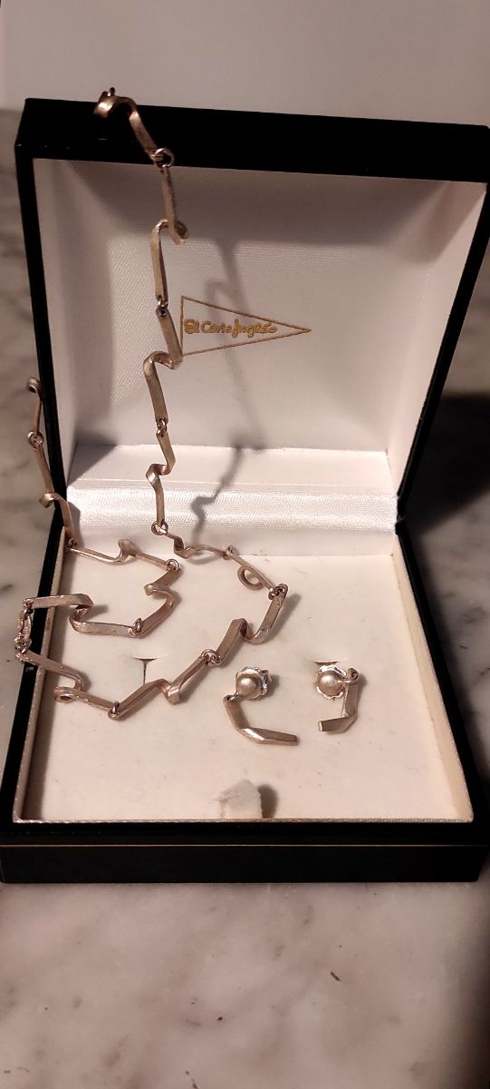 Collar y pendientes de plata. Diseño moderno.