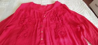 Blusa roja con bordado