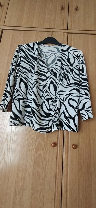 Blusa animal print blanco-negro