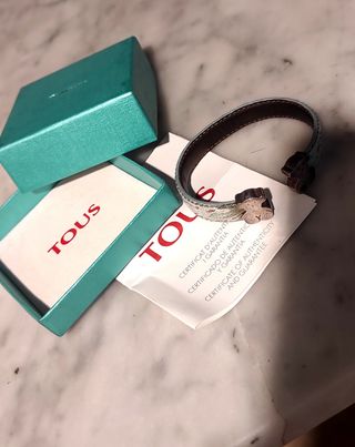Pulsera Tous piel marrón y osito de plata